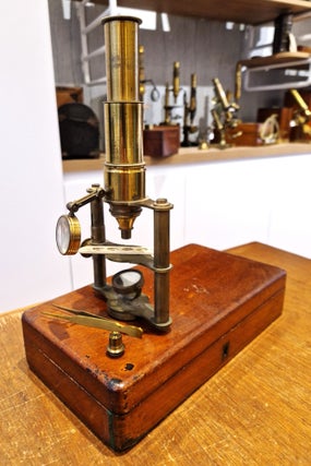 Item #4245 Microscope à deux colonnes, France, circa 1840