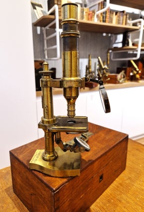 Microscope petit modèle droit, circa 1870