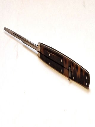 Bistouri à gaine ou lame cachée à manche en écaille, circa 1870-1880