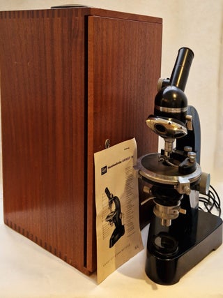 Item #4306 Microscope Laborlux polarisant à éclairage incorporé, numéro 562499, années 1950....