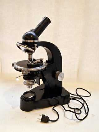 Microscope Laborlux polarisant à éclairage incorporé, numéro 562499, années 1950