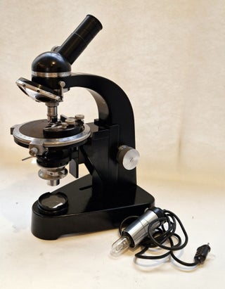 Microscope Laborlux polarisant à éclairage incorporé, numéro 562499, années 1950