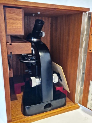 Microscope Laborlux polarisant à éclairage incorporé, numéro 562499, années 1950