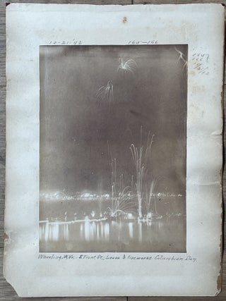 Item #4461 Photographie des feux d’artifice tirés sur la jetée de Wheeling (Ohio, Etats-Unis)...