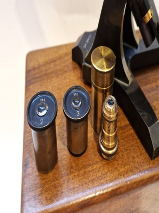 Microscope moyen modèle numéro 119, fin du XIXe siècle