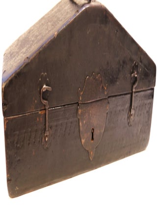 Grand coffret de forme pyramidale, France, XVIIe