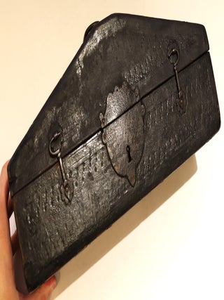 Grand coffret de forme pyramidale, France, XVIIe