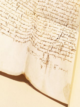 Acte d’enregistrement de la vente d’une « œuvre » et demie de vignes faite par Jean de Lorganson (?), prieur de Neuville, à Philippe de Mascon, seigneur de Neuville, avec sa signature autographe et un paraphe.