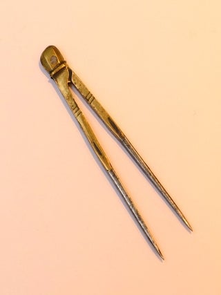 Item #4620 Petit compas en laiton et acier, XVIIIe