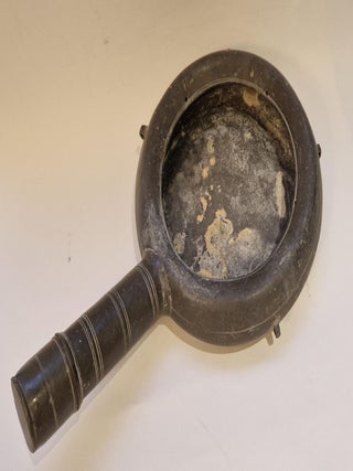 Deux bassins de lit ou urinaux en étain, circa 1800-1820