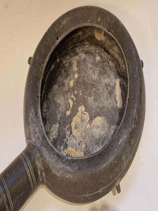 Deux bassins de lit ou urinaux en étain, circa 1800-1820