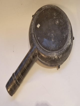 Deux bassins de lit ou urinaux en étain, circa 1800-1820