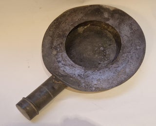 Deux bassins de lit ou urinaux en étain, circa 1800-1820