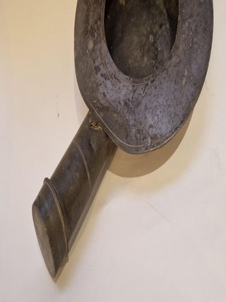 Deux bassins de lit ou urinaux en étain, circa 1800-1820