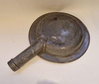 Deux bassins de lit ou urinaux en étain, circa 1800-1820