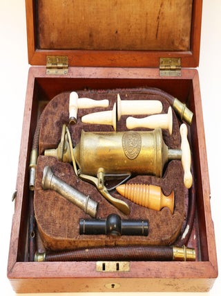 Item #4787 Irrigateur combinant pompe gastrique et seringues à lavement, Angleterre, circa...