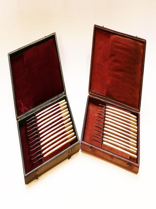 Item #4797 Deux coffrets de chirurgie ophtalmologique pour l'opération de la cataracte,...