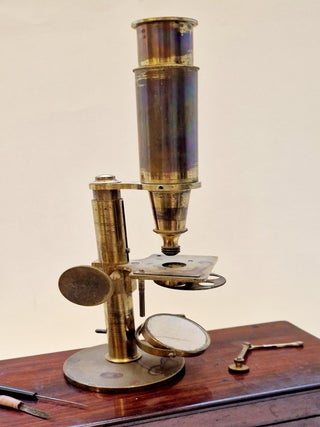 Microscope composé à lentilles achromatiques