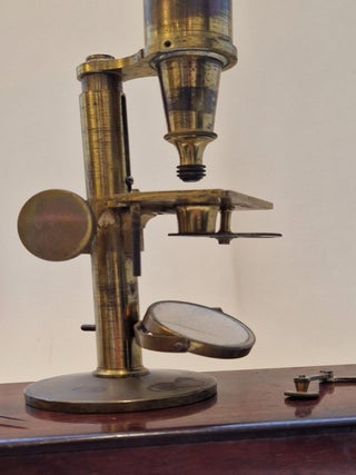 Microscope composé à lentilles achromatiques