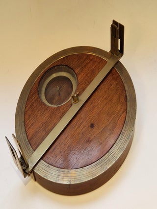 Planchette de topographie en noyer et laiton, France, XVIIIe si&egrave;cle