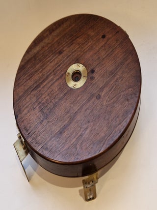 Planchette de topographie en noyer et laiton, France, XVIIIe si&egrave;cle