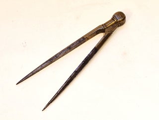 Item #4952 Fort compas en laiton et acier, XVIIe