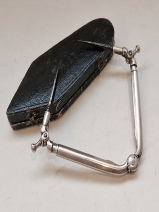 Item #4969 Rare et précoce modèle en argent du “new pair of pocket compasses” inventé par...