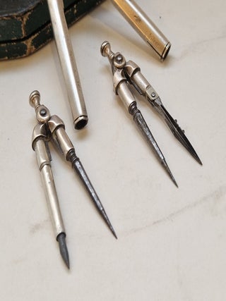 Rare et précoce modèle en argent du “new pair of pocket compasses” inventé par Jones, c. 1800