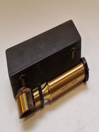 Appareil d'éclairage à prisme interne pour microscope, circa 1900-1910