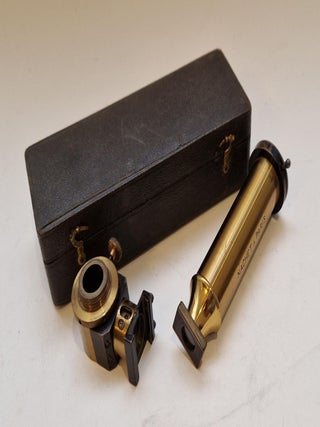 Appareil d'éclairage à prisme interne pour microscope, circa 1900-1910