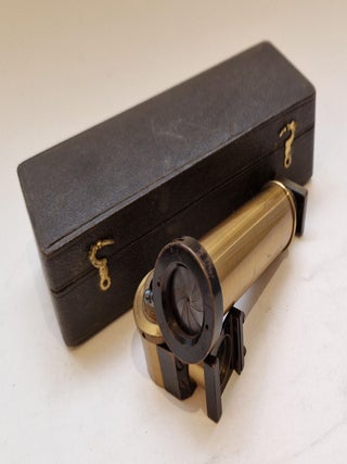 Appareil d'éclairage à prisme interne pour microscope, circa 1900-1910