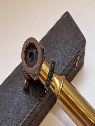 Appareil d'éclairage à prisme interne pour microscope, circa 1900-1910