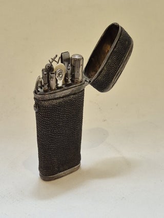 Nécessaire de poche de voyage en acier, argent, ivoire et peau de poisson, circa 1800