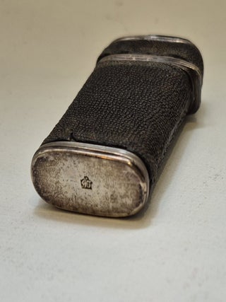 Nécessaire de poche de voyage en acier, argent, ivoire et peau de poisson, circa 1800