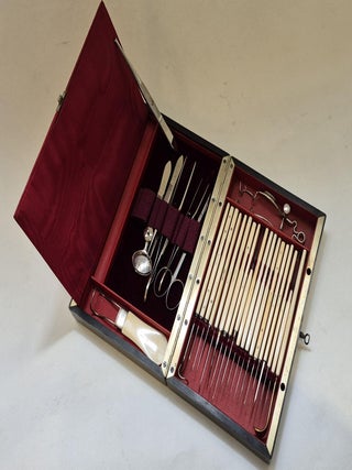 Item #5043 Luxueux nécessaire de chirurgie ophtalmologique dans un coffret en ébène -...