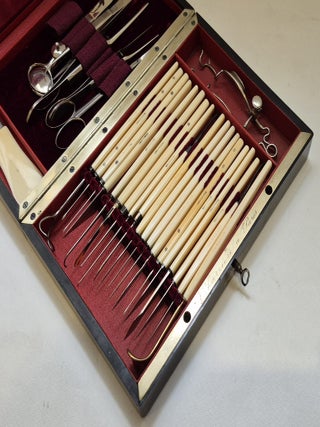 Luxueux nécessaire de chirurgie ophtalmologique dans un coffret en ébène - provenant des ateliers Charrière, Robert et Collin puis Collin