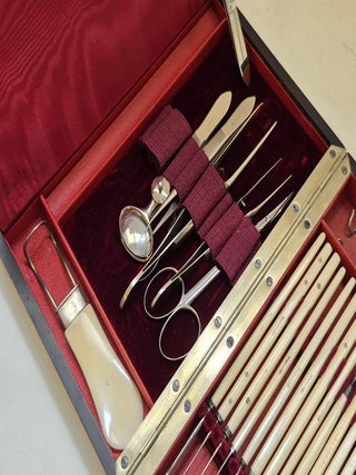 Luxueux nécessaire de chirurgie ophtalmologique dans un coffret en ébène - provenant des ateliers Charrière, Robert et Collin puis Collin