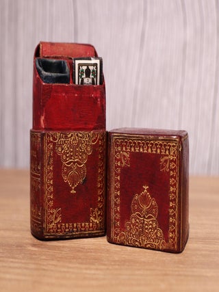 Boîte à aiguilles en forme de livre.