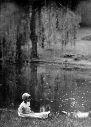 Item #5075 Enfant au bord du lac (l’une des nièces du photographe, Concha ou Lolita,...