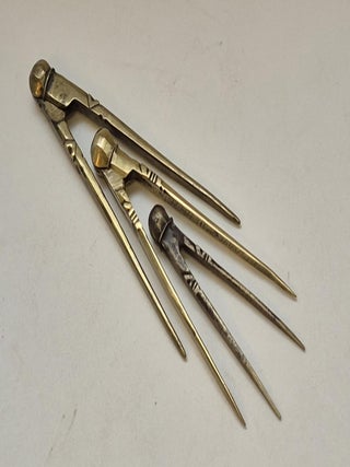 Trois compas en laiton, circa 1740