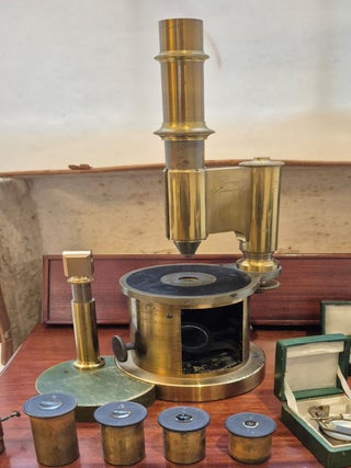 Grand modèle de microscope à tambour, circa 1845, avec provenance