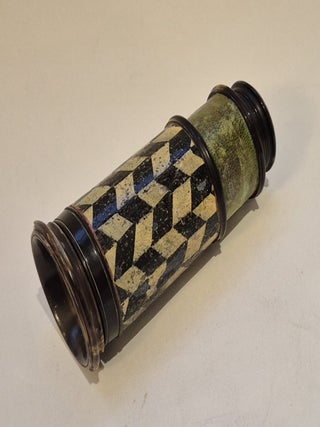 Item #5172 Lorgnette en corne et papier peint à décor quadrillé, Italie, XVIIIe
