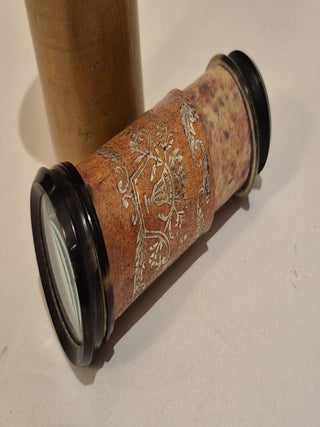 Lorgnette en corne et papier à décor doré, en étui, Italie, XVIIIe
