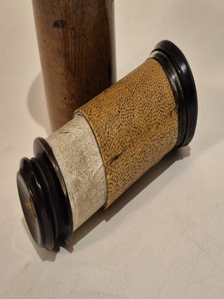 Lorgnette en corne, carton, peau de poisson et papier, France, XVIIIe