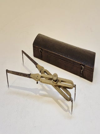 Item #5224 Compas de réduction à pointes croches, circa 1800
