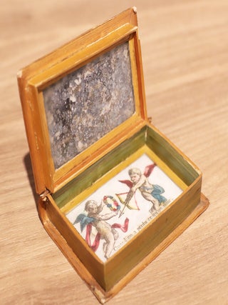 Item #5254 Petite boîte en forme de livre en marqueterie de paille à sujet amoureux....