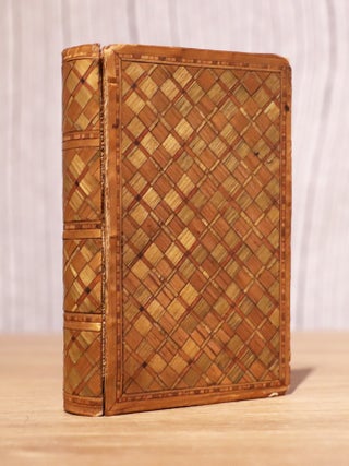 Petite boîte en forme de livre en marqueterie de paille à sujet amoureux.