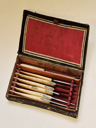 Item #5284 Coffret de six scalpels et une érigne, XVIIIe. Weber et Grangeret