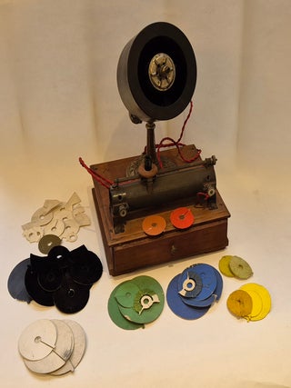 Item #5288 Appareil de Dosne pour les expériences de Rosensthiel sur les couleurs, vers 1900
