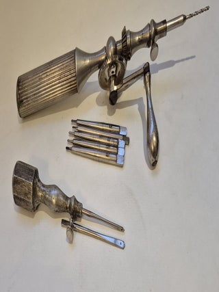 Trépan-perforateur à manivelle et trépan d'après Lannelongue c. 1920